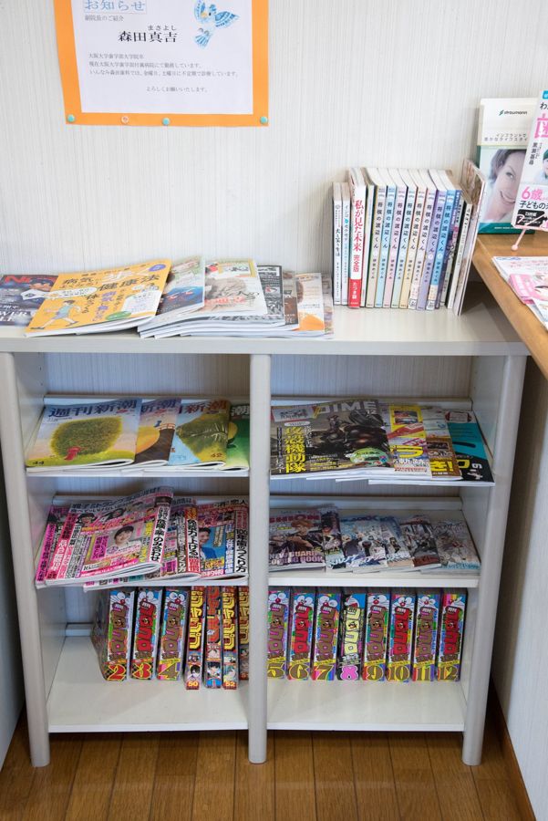 待合室の本棚。雑誌やマンガが並んでいる